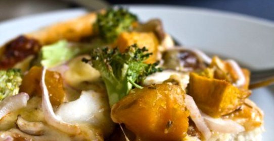 Пицца с тыквой, карамелизованным луком, горгонзолой и хрустящими жареными листьями шалфея