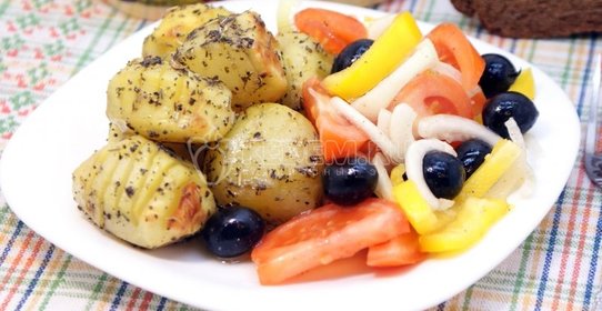 Пряный картофель с салатом