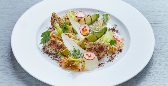 Салат с дыней, камчатским крабом и авокадо