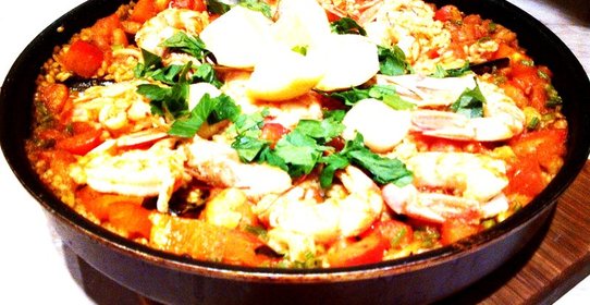 Паэлья с каракатицей, кальмарами и креветками