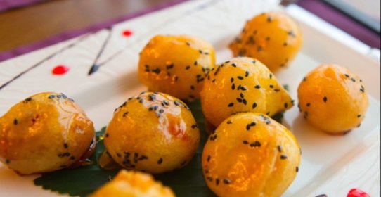 Фруктовые шарики в карамели с черным кунжутом