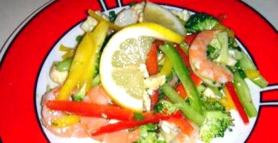 Овощной салат с креветками и лимоном