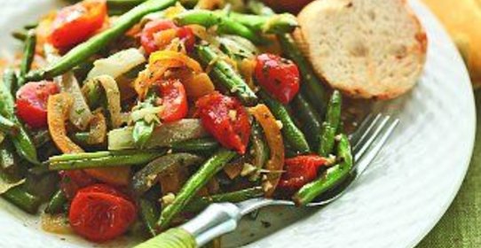 Зеленая фасоль с помидорами