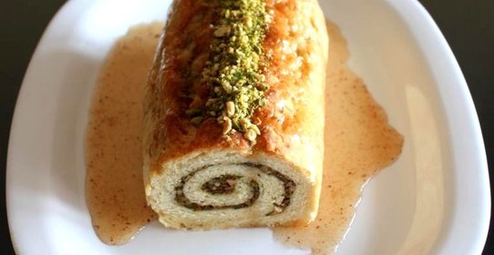 Рулет с ореховой начинкой, корицей и медовым сиропом