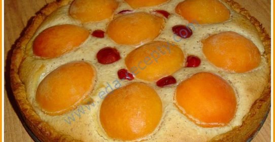 Пирог с абрикосами и черешней