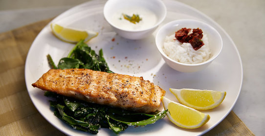 Жареный лосось с рисом