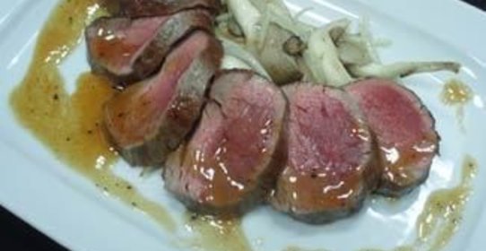 Телятина в винном соусе с вешенками