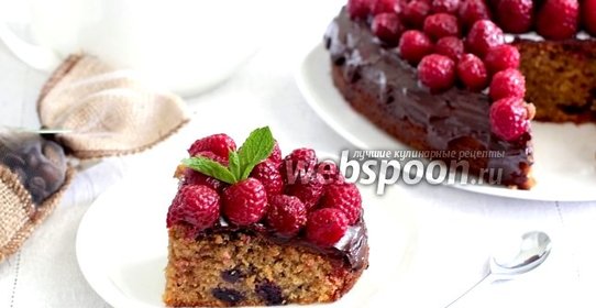 Кофейный пирог с черникой и малиной