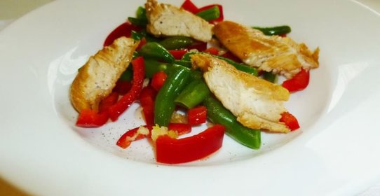 Салат с курицей и стручковой фасолью