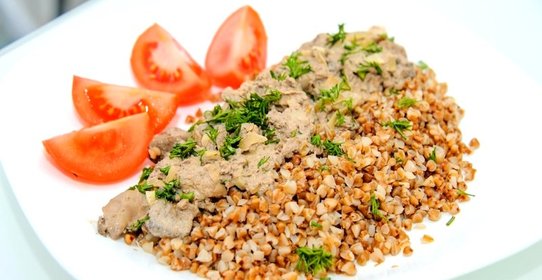 Куриная печень с грибами в сметане