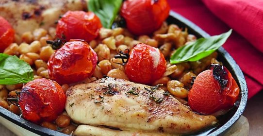 Куриное филе с помидорами и фасолью