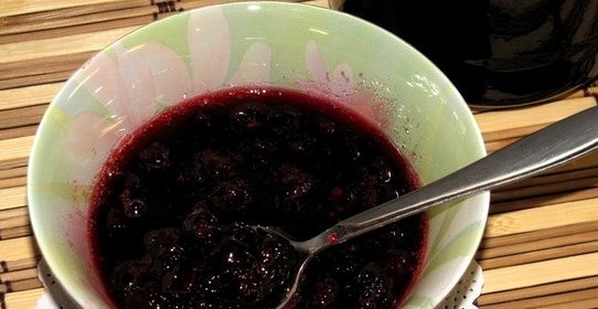 Вишня в сиропе с косточкой