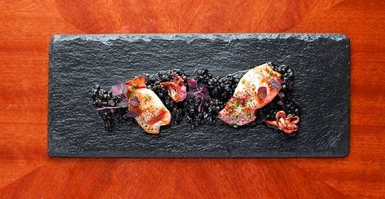 Кальмары с чечевичным ризотто и пудрой из лука-порея