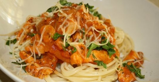 Спагетти с курицей и томатным соусом