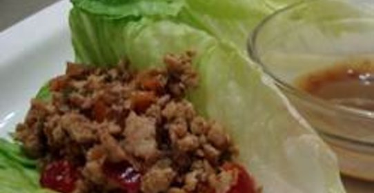 Курица с черешней, завернутая в лист салата