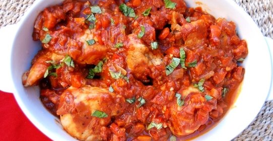 Курица, тушеная в томатном соусе