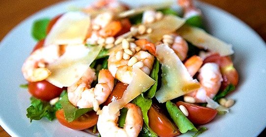 Салат с рукколой и креветками