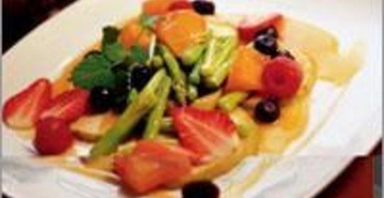 Спаржа с лесными ягодами