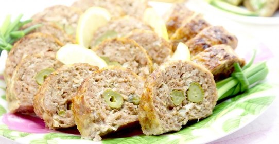 Мясной рулет с маринованными огурчиками