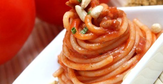 Острая паста с кедровыми орешками и зеленью