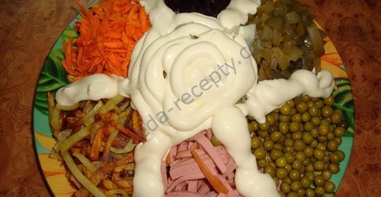 Салат Радуга с ветчиной морковью и свеклой
