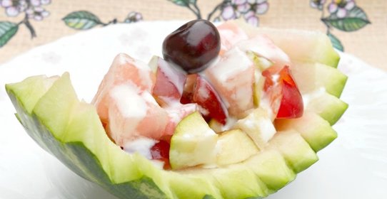 Салат из арбуза и фруктов