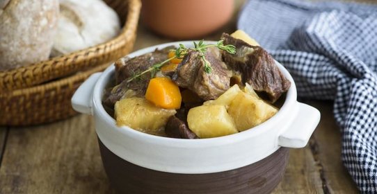 Рагу из говяжьей лопатки с корнеплодами в густой подливке