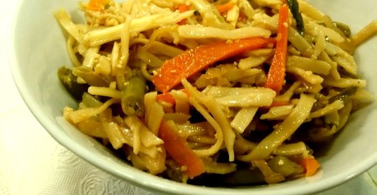 Лапша удон с овощами в соусе