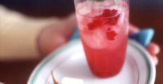 Алкогольный коктейль из малины с травами