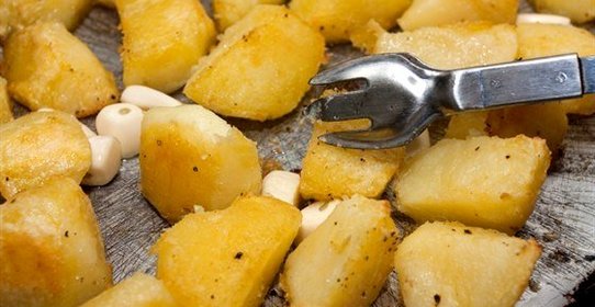 Запеченный картофель с чесноком и лимоном