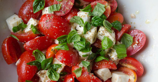 Салат с томатами и моцареллой