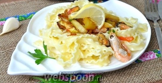 Паста с овощами гриль, креветками и мидиями в устричном соусе