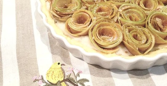 Пирог с яблочными розами