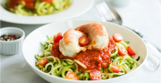 Паста из цукини с креветками и томатным соусом