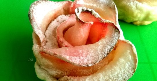 Слойки с яблоками из слоеного бездрожжевого теста