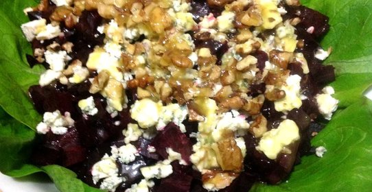 Салат с жареной свеклой, голубым сыром и кешью