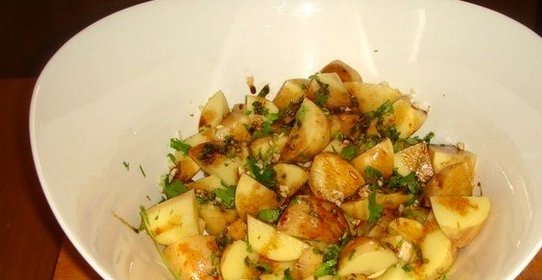 Картошка с зеленью и чесноком