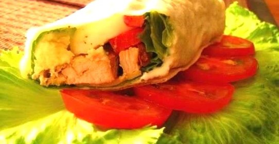 Запеченная куриная грудка с перцем в лаваше или пите