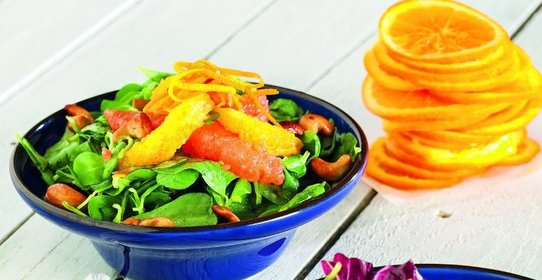 Курица с персиками, маслинами и грецкими орехами в сливочном соусе