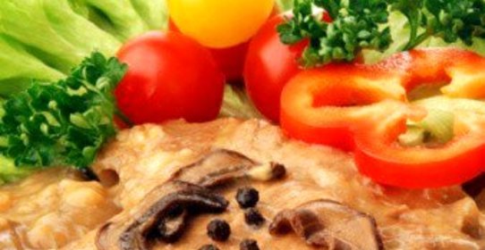 Свинина под грибным соусом со сметаной и укропом