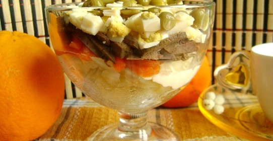 Печеночный салат-коктейль с горошком и яйцами