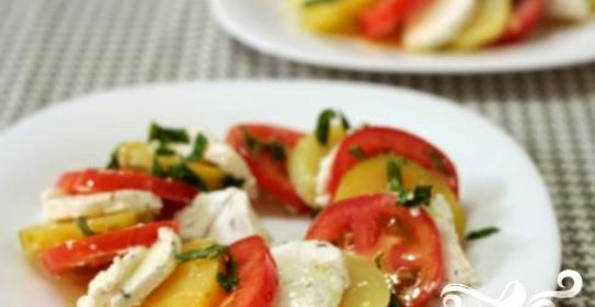 Салат из помидоров с козьим сыром