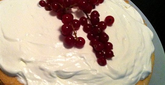 Бисквитный торт со сливками и ягодами