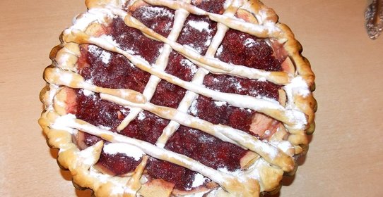 Клубничный пирог с яблоком