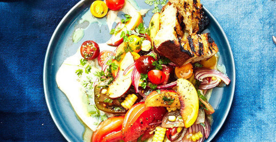 Салат с томатами черри, персиками и тофу