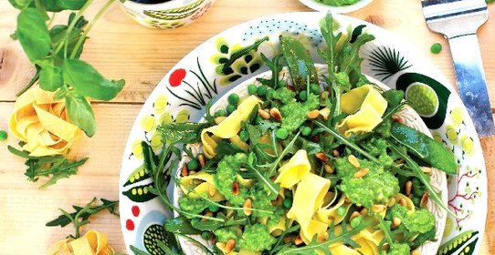 Паста с песто, кедровыми орешками и рукколой