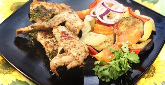 Куриные крылышки с печенными овощами