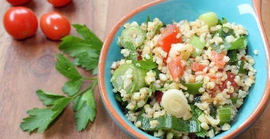 Ячменный салат с креветками и йогуртовой заправкой