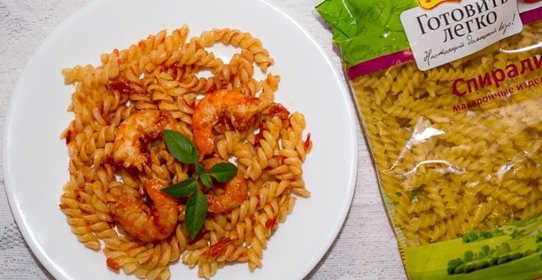 Паста с креветками и соусом из вяленых помидоров