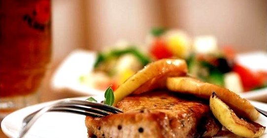 Свиные отбивные с яблоками